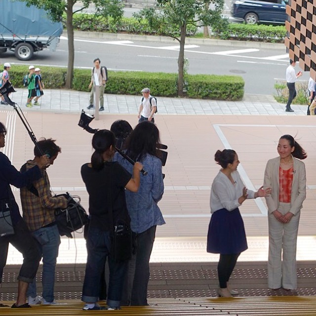 ＡＢＣ朝日放送の大階段でロケ中
