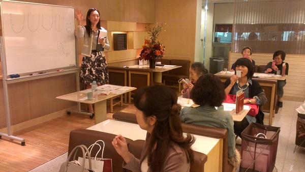 みなさま、鏡でご自身の舌診中☆