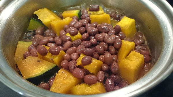 火の通ったかぼちゃに煮あずきを合わせます♪