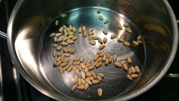 松の実は乾煎りがポイント!