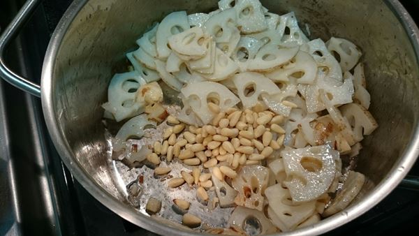 れんこんが透明になったら松の実投入!