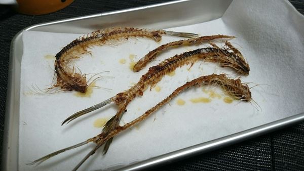 骨はオリーブオイルで揚げ焼き♪