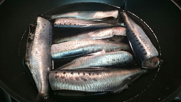 塩水で洗い、酢水で下茹でします！