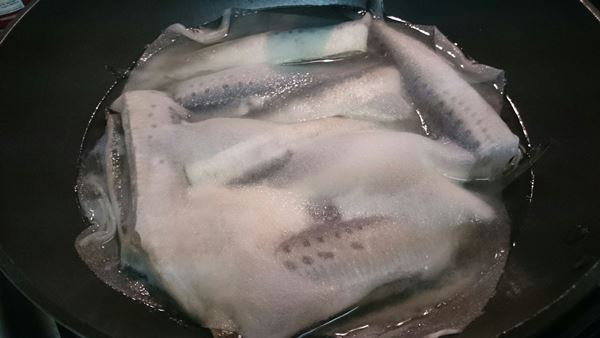 落し蓋をして約７分の下茹でタイム。