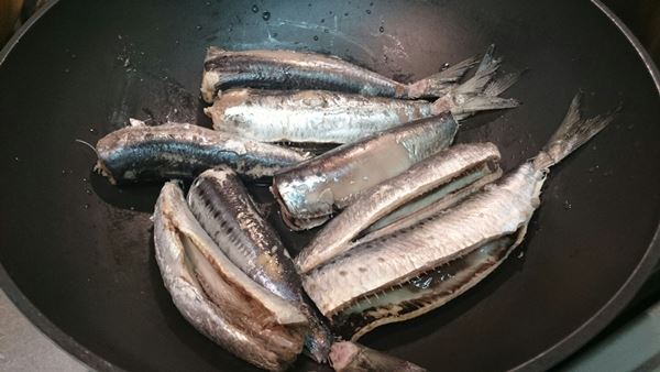 下茹でした真いわしを再びフライパンへ♪