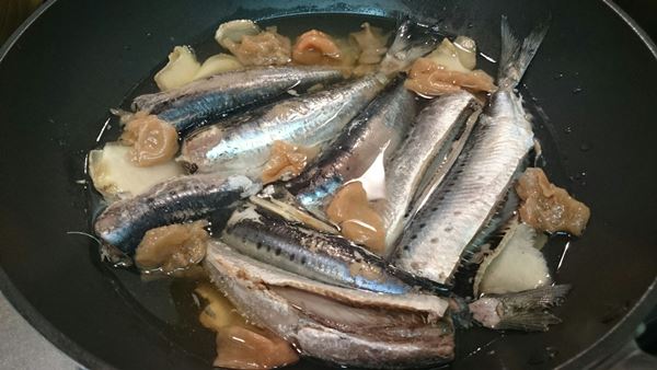 しょうがと梅と調味料を入れ煮る。