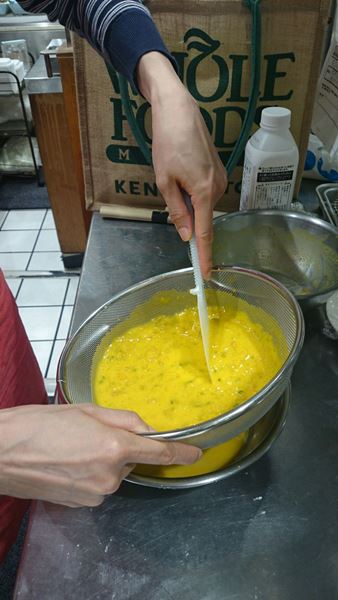 ざるでかぼちゃをしっかりこします！