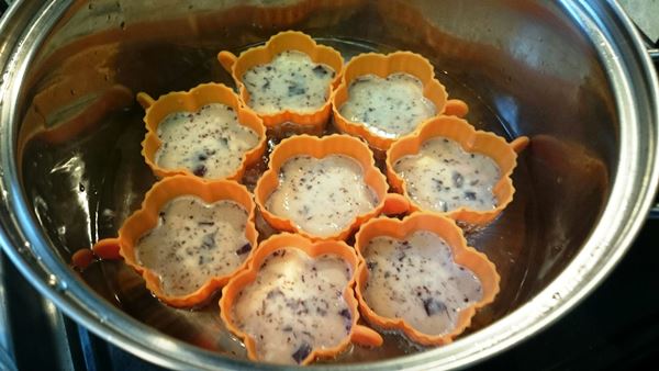 シリコンカップを半身浴状態で蒸します！