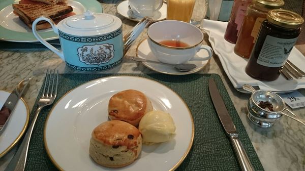 焼きたてスコーンと紅茶♪