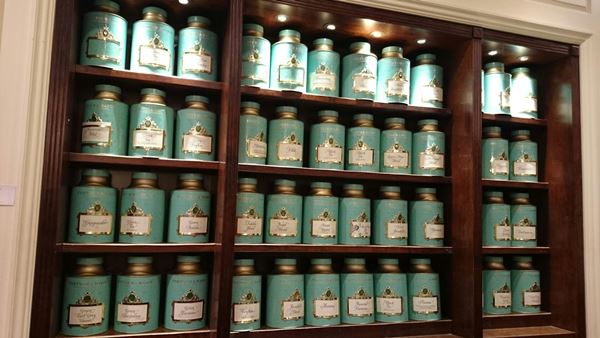 壁一面に陳列されているさまざまな銘柄の紅茶缶