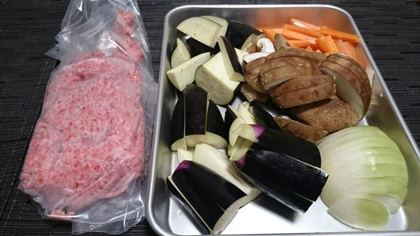 野菜をカット。ひき肉は冷凍していたものを使用。