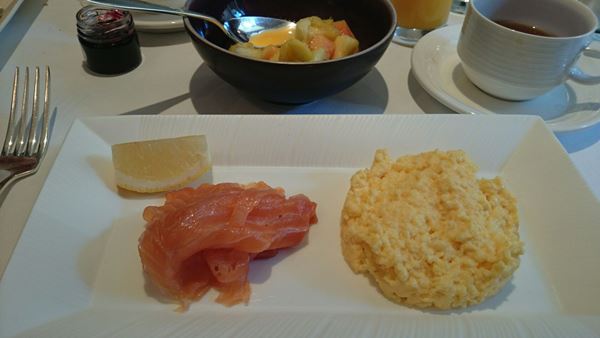 半熟たまご料理とスモークサーモン♪