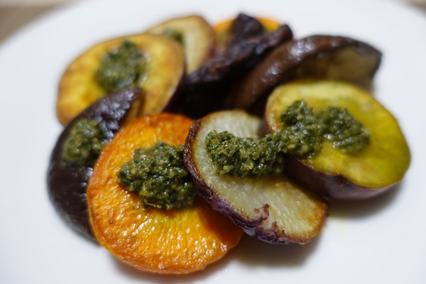 旬野菜のグリル、にんじん葉ジェノベーゼソース