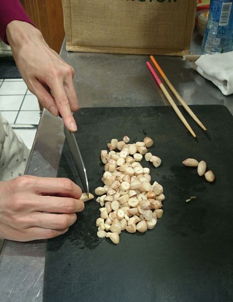 炊き上がったら、落花生をカット！