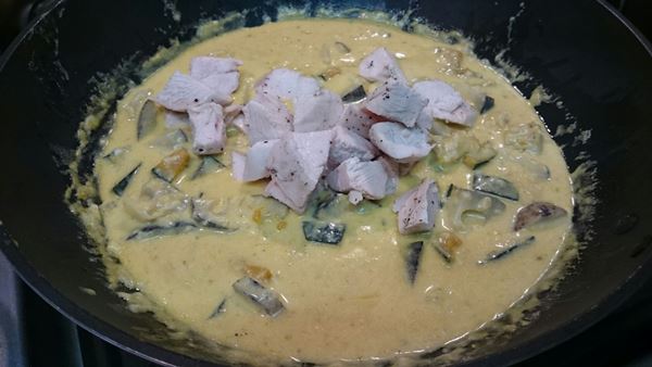 蒸し鶏を入れたらざっくり混ぜる！