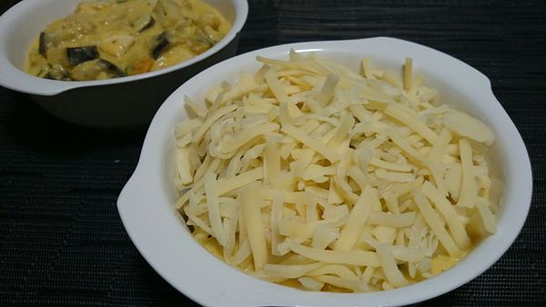 チーズをたっぷりトッピング♪