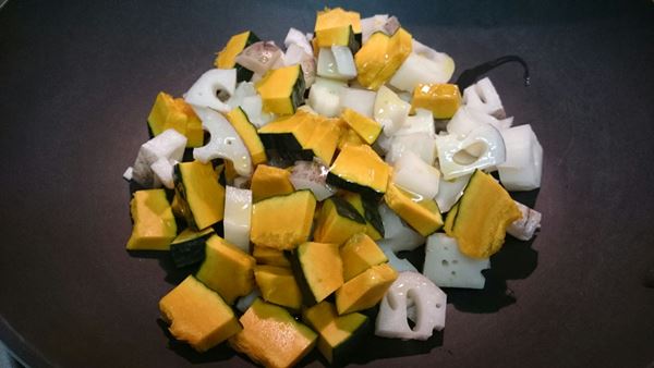 オリーブオイルは食材の上から回しかける！