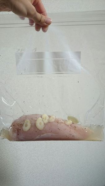 鶏肉はビニール袋の中で真空状態！