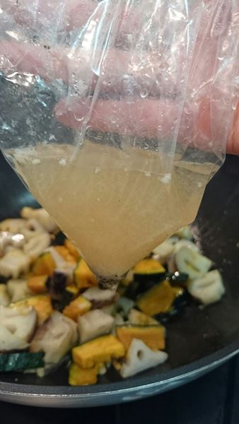 蒸し鶏スープでコクと旨味アップ♪