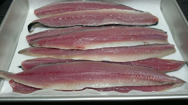 塩をふって１０分。水分が出てきます。