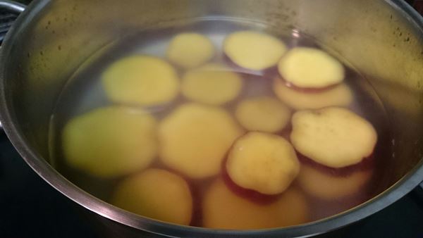 水から下茹でします。