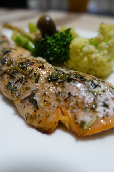 鮭と青色野菜の香草塩麹グリル♪