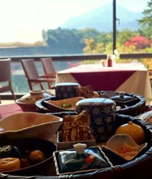 紅葉始まる磐梯山を眺めての朝食