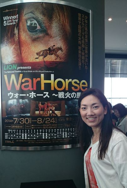 戦火の馬ポスター＠東急シアターオーブの前でパチリ