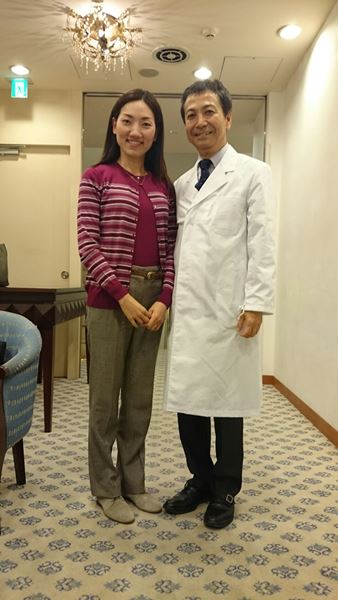 白衣姿の金城先生とパチリ！